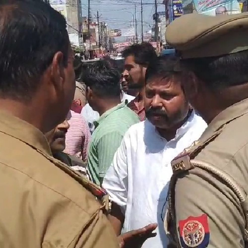 लखनऊ के जानकीपुरम में गैस संकट पर बवाल:सड़क जाम की कोशिश; व्यापारी नेता धरने पर बैठे, पुलिस ने समझाया