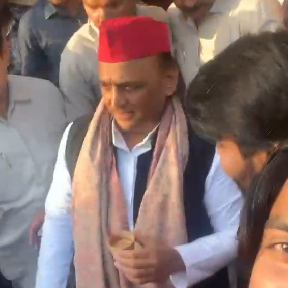 लखनऊ में सड़क किनारे खड़े होकर अखिलेश ने चाय पी:इंदिरा नगर में अचानक रोका काफिला, युवाओं में सेल्फी की होड़