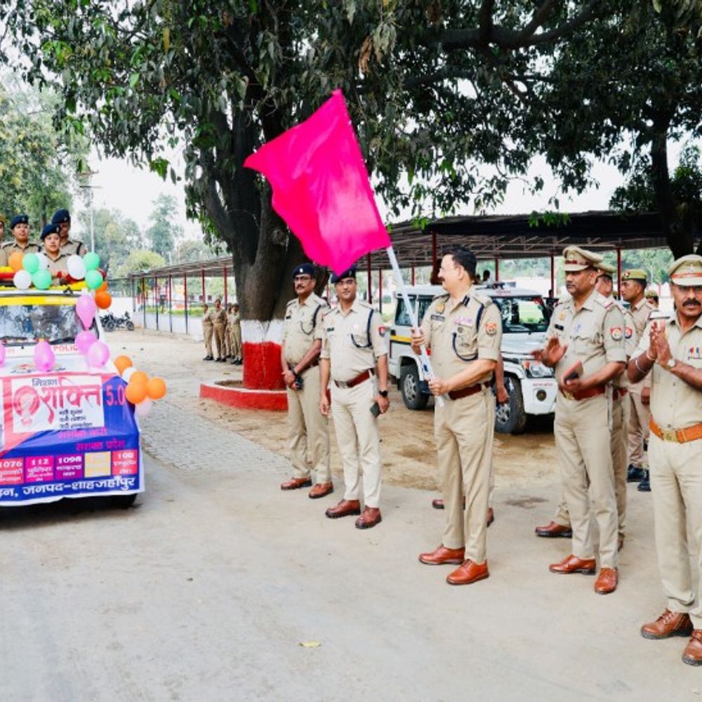 शाहजहांपुर में महिला पुलिस ने निकाली स्कूटी रैली:नवरात्रि पर्व पर महिला अधिकारियों ने संभाली सुरक्षा की कमान