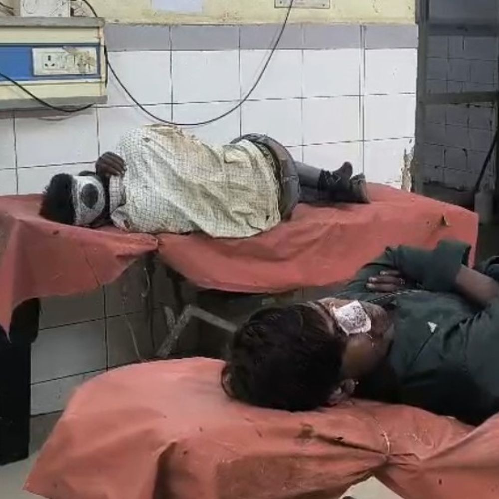 नेजा चढ़ाकर लौट रही मैक्स पिकअप पलटी:एटा में 10 वर्षीय किशोर की मौत, दो अन्य घायल; पुलिस जांच में जुटी