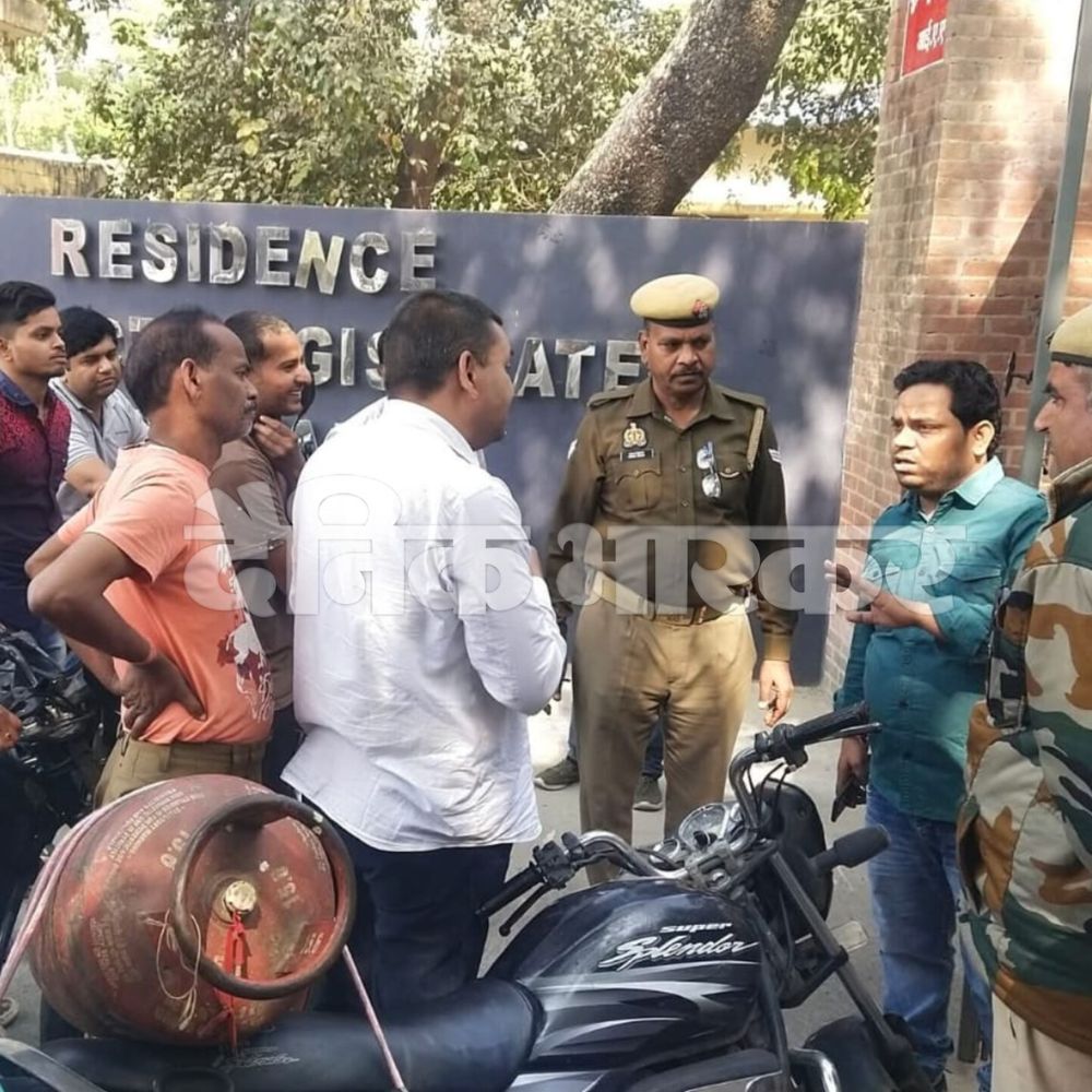 इटावा में खाली सिलेंडर लेकर DM आवास पहुंचे लोग:एक सप्ताह से बुकिंग के बावजूद गैस नहीं मिली, नहीं हो सकी मुलाकात