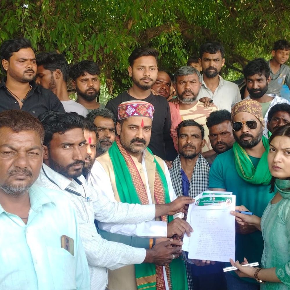 भारतीय किसान यूनियन गिहार बस्ती बचाने को सामने आई:एटा में कलेक्ट्रेट में ज्ञापन सौंपा, विस्थापन रोकने की मांग