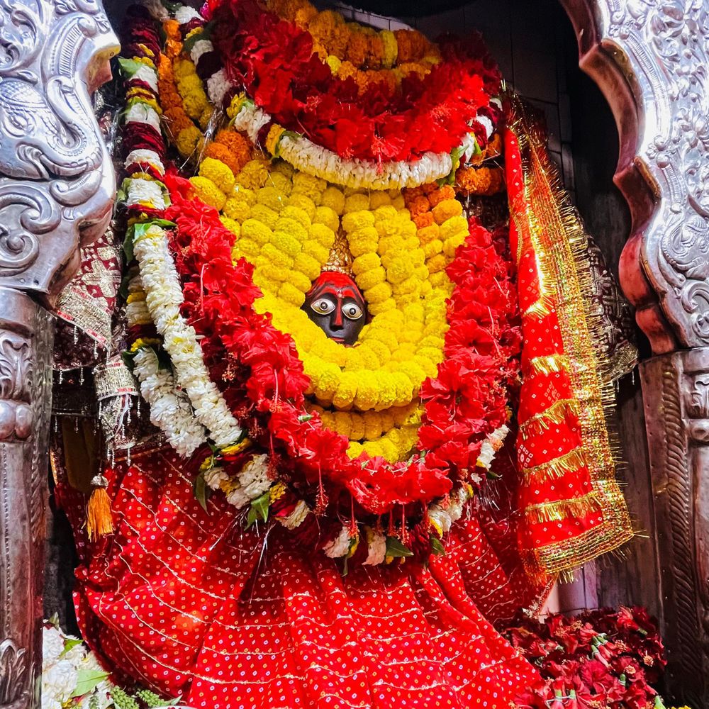 नवरात्र के चौथे दिन मां कूष्मांडा स्वरूप के दर्शन:जौनपुर में श्रद्धालुओं ने फल, मेवा से भोग लगाया; गेंदा-गुलाब से हुआ श्रृंगार