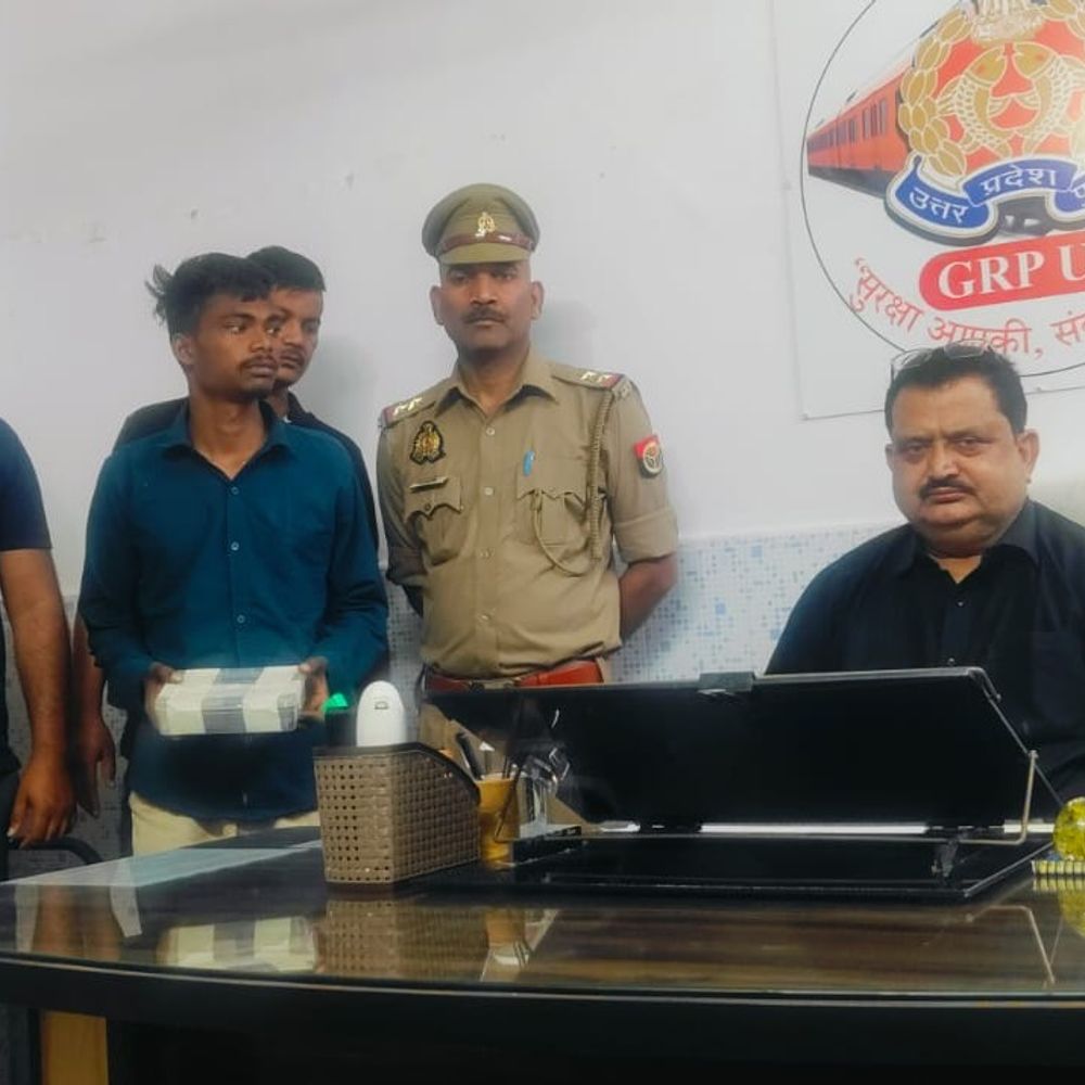 प्रयागराज जंक्शन प्लेटफॉर्म पर चोर गिरफ्तार:GRP ने चलती ट्रेनों से मोबाइल चोरी करने वाले युवक को पकड़ा