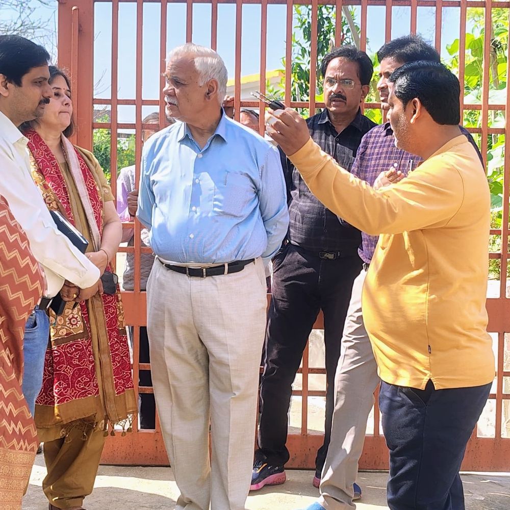 यूपी के पूर्व मुख्य सचिव दुर्गा शंकर मिश्रा संभल पहुंचे:कल्कि मंदिर, मणिकर्णिका तीर्थ, चतुर्मुख कूप के दर्शन किए, सत्यव्रत पुलिस चौकी भी देखी