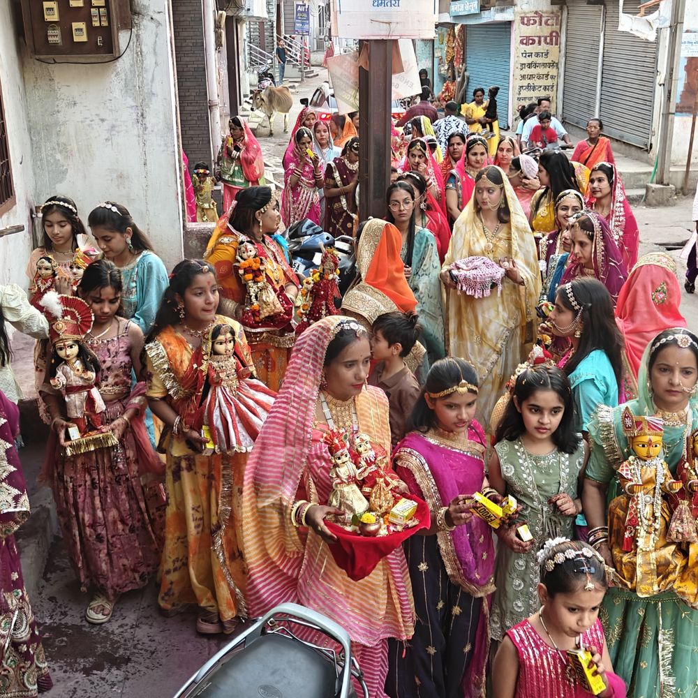 धमतरी में गणगौर शोभायात्रा, महिलाएं राजस्थानी परिधान में थिरकीं:युवतियों ने मनचाहे पति, सुहागिनों ने अखंड सुहाग के लिए की पूजा