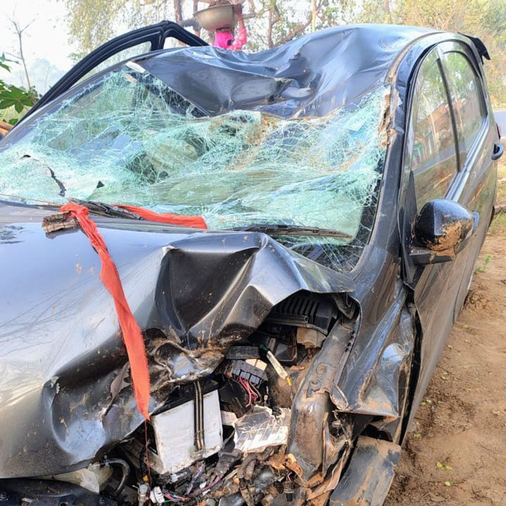 कासगंज में कार पलटने से मथुरा का पुलिसकर्मी घायल:एपीओ परीक्षा देने बरेली जा रहा था, जिला अस्पताल में भर्ती