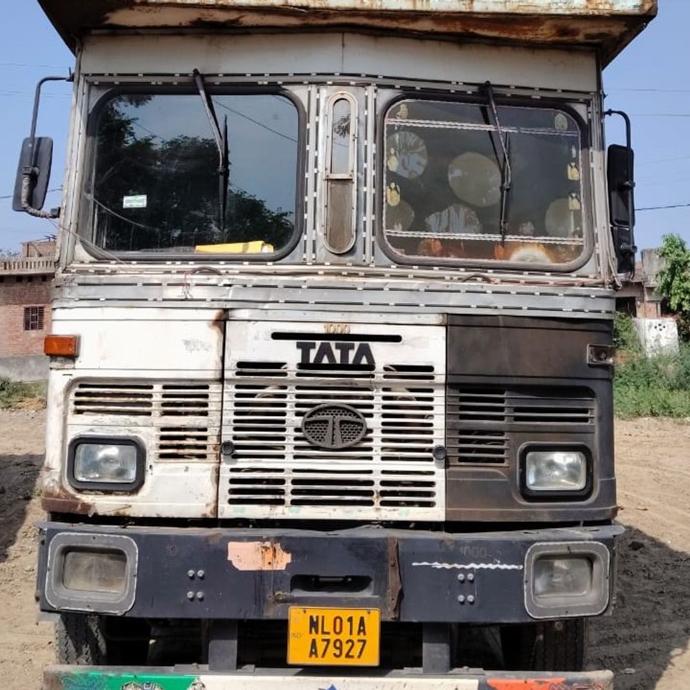 ट्रक की टक्कर से टूटी लाइन, 5 गांव अंधेरे में:कुरावली में 500 घरों की बिजली गुल, दो दिन तक संकट