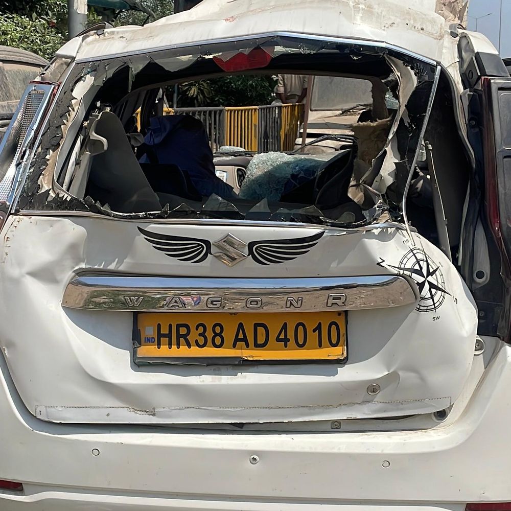 घायल मां-बेटी का निजी अस्पताल में चल रहा इलाज:कार में घुस गया था बिजली का खंभा, बच्ची की हो गई थी मौत