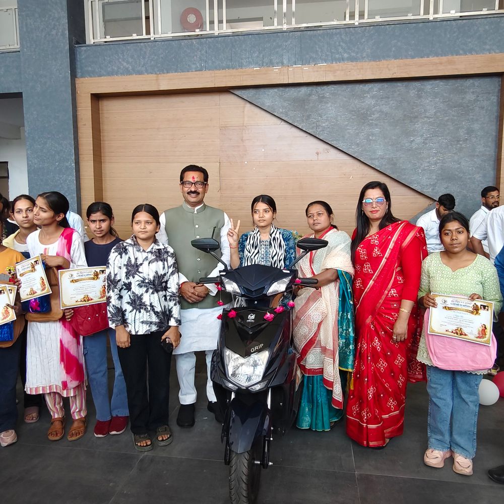 कौशांबी में प्रतियोगी परीक्षा हुई:वैष्णवी सरोज ने जीती स्कूटी, 'मेरी बेटी मेरा स्वाभिमान' में प्रथम स्थान