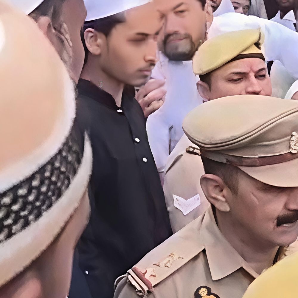 नमाज को लेकर पुलिस और नमाजियों में नोकझोंक, VIDEO:मैनपुरी में निर्धारित जगह से अलग नमाज पढ़ने पर लगा था रोक