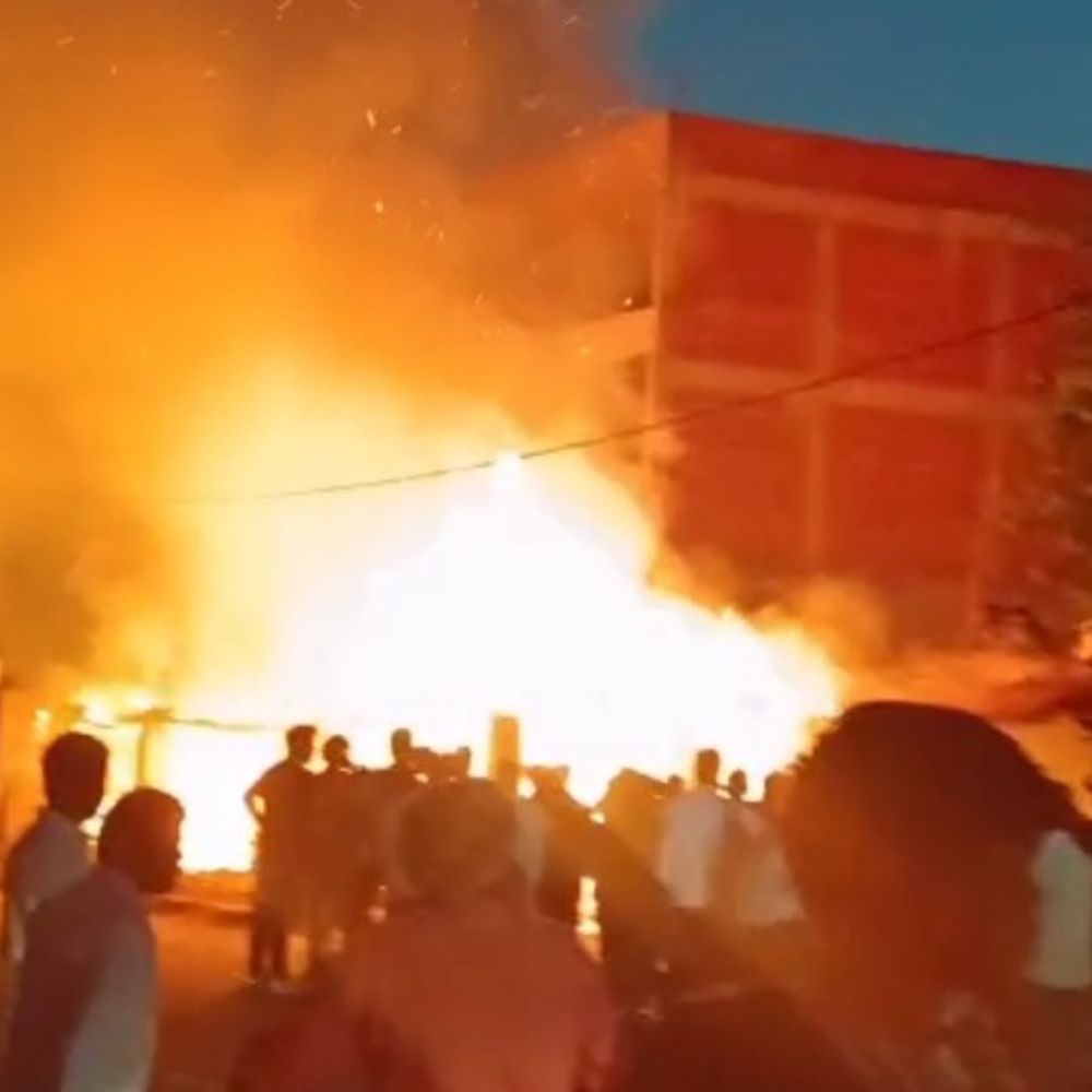 कौशांबी में भीषण आग, तीन घरों की गृहस्थी जली:मटके पकाते समय लगी आग से लाखों का नुकसान, रोजी-रोटी का संकट