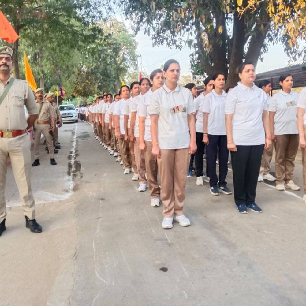 शाहजहांपुर में महिला पुलिस अधिकारियों ने 2 किमी दौड़ लगाई:एसपी ने 'रन फॉर इन्फर्मेंट को हरी झंडी दिखाई, खिरनीबाग में हुई संपन्न