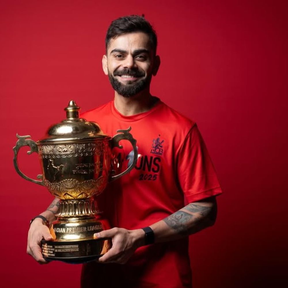 कोहली ने लंदन के लिए चार्टर्डफ्लाइट वाली खबर को नकारा:RCB से ऐसी कोई डिमांड नहीं की; इंस्टाग्राम पर हंसने वाली इमोजी लगाई