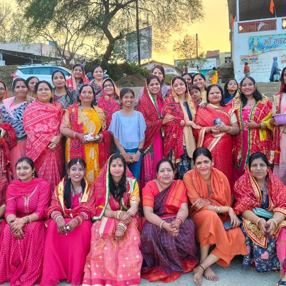 रामानुजगंज में गणगौर पूजा धूमधाम से मनाई गई:अग्र समाज की महिलाओं ने की शिव-गौरी की आराधना, कन्हर नदी तट पर सामूहिक पूजा