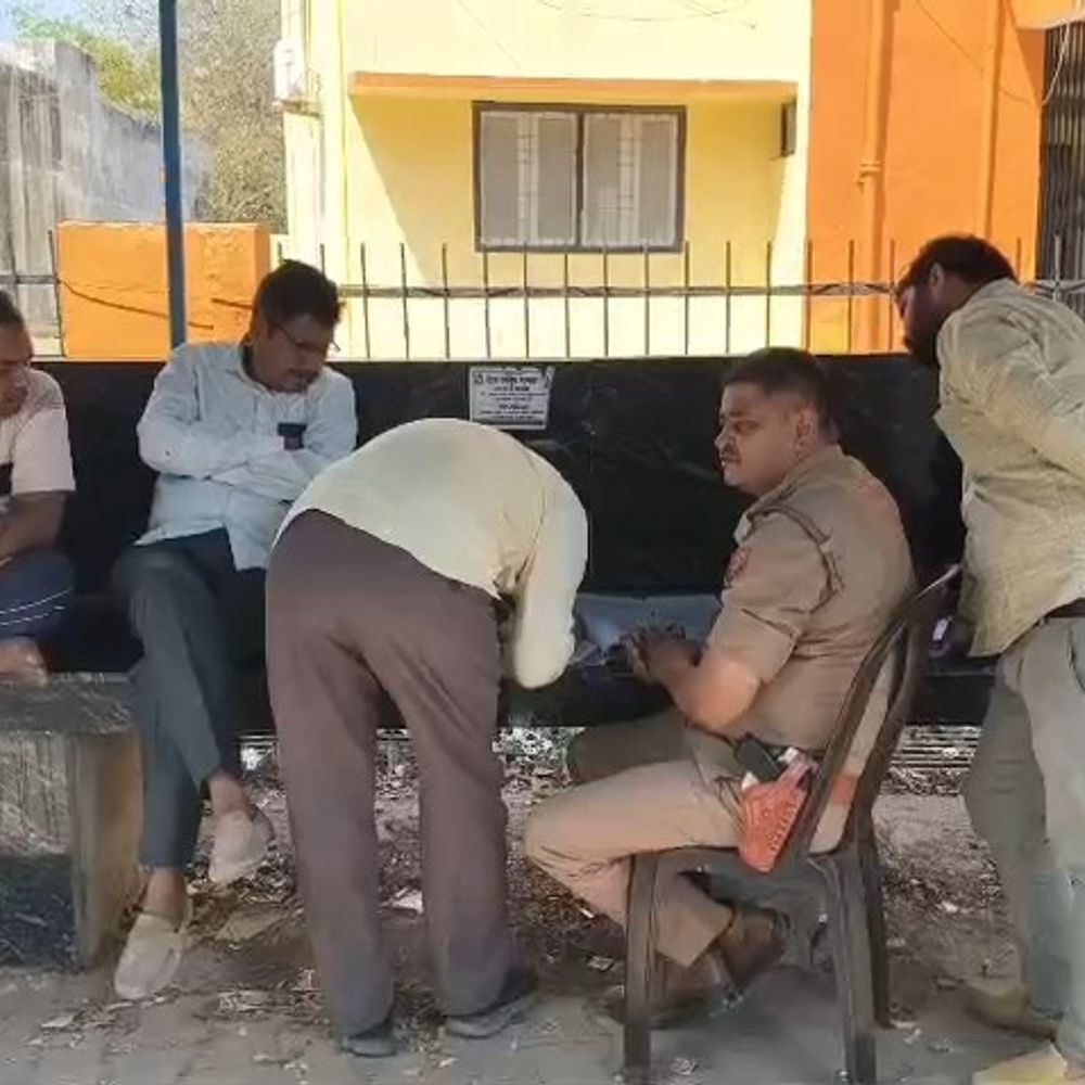 ट्रक ने बाइक को मारी टक्कर, युवक की मौत:साथी को लेने घर से निकला था, नंबर प्लेट से हुई पहचान