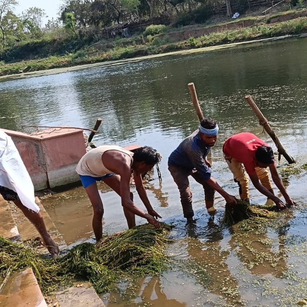 बुंदेली सेना ने राजाघाट को किया साफ:तीन दिवसीय अभियान चलाया, नगरपालिका से मिट्टी हटवाने और विसर्जन कुंड बनाने की मांग