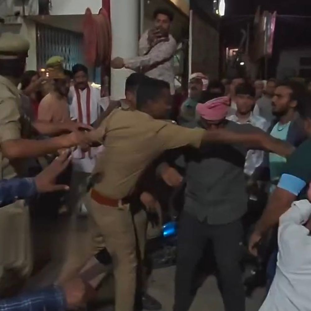 बलिया में ऑपरेशन के दौरान महिला की मौत:परिजनों ने अस्पताल में किया हंगामा, पुलिस से धक्का-मुक्की