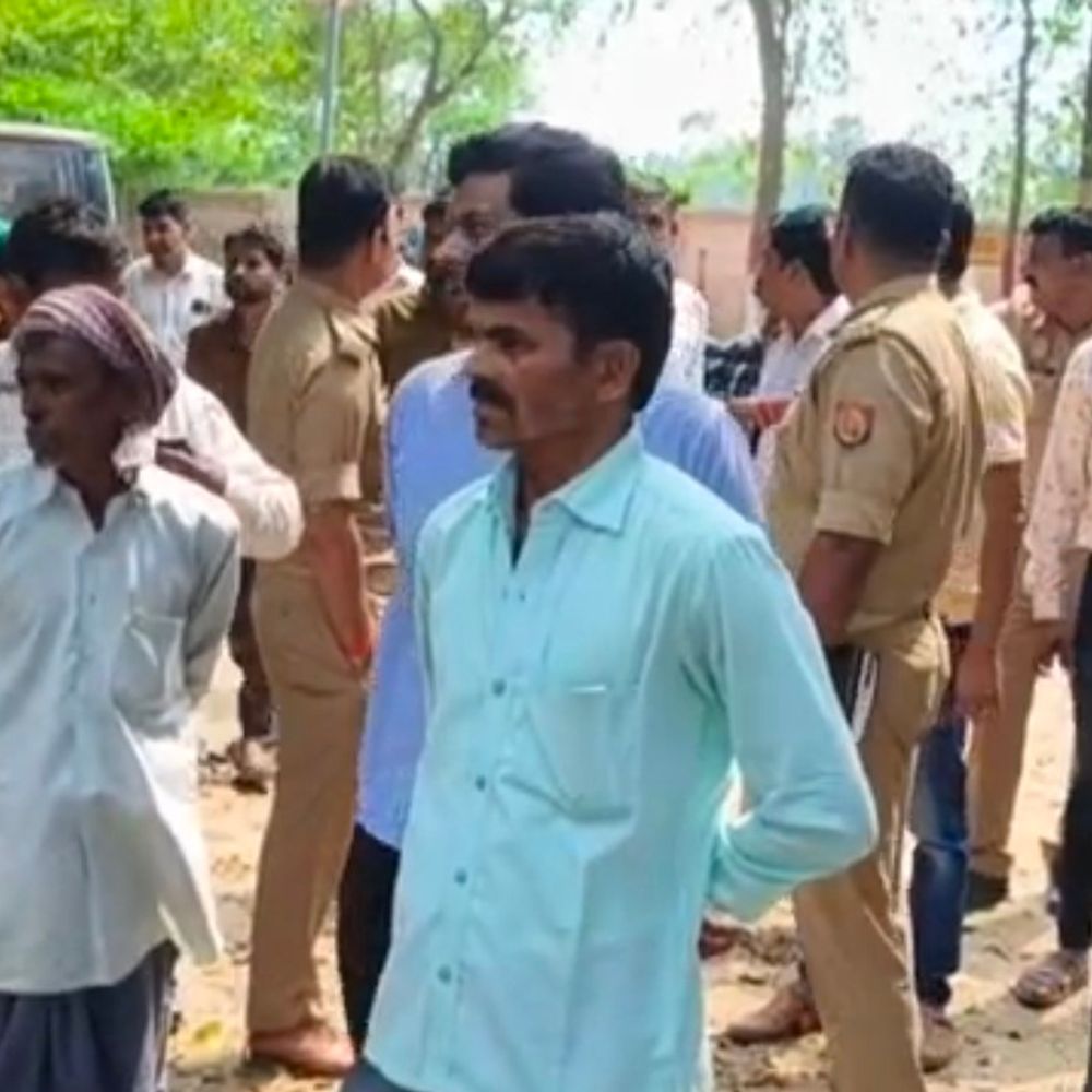 तार हटाने को लेकर विवाद, पड़ोसी की पीटकर हत्या:बाराबंकी में लाठी-डंडों और ईंटों से किया हमला, बचाने आई पत्नी घायल