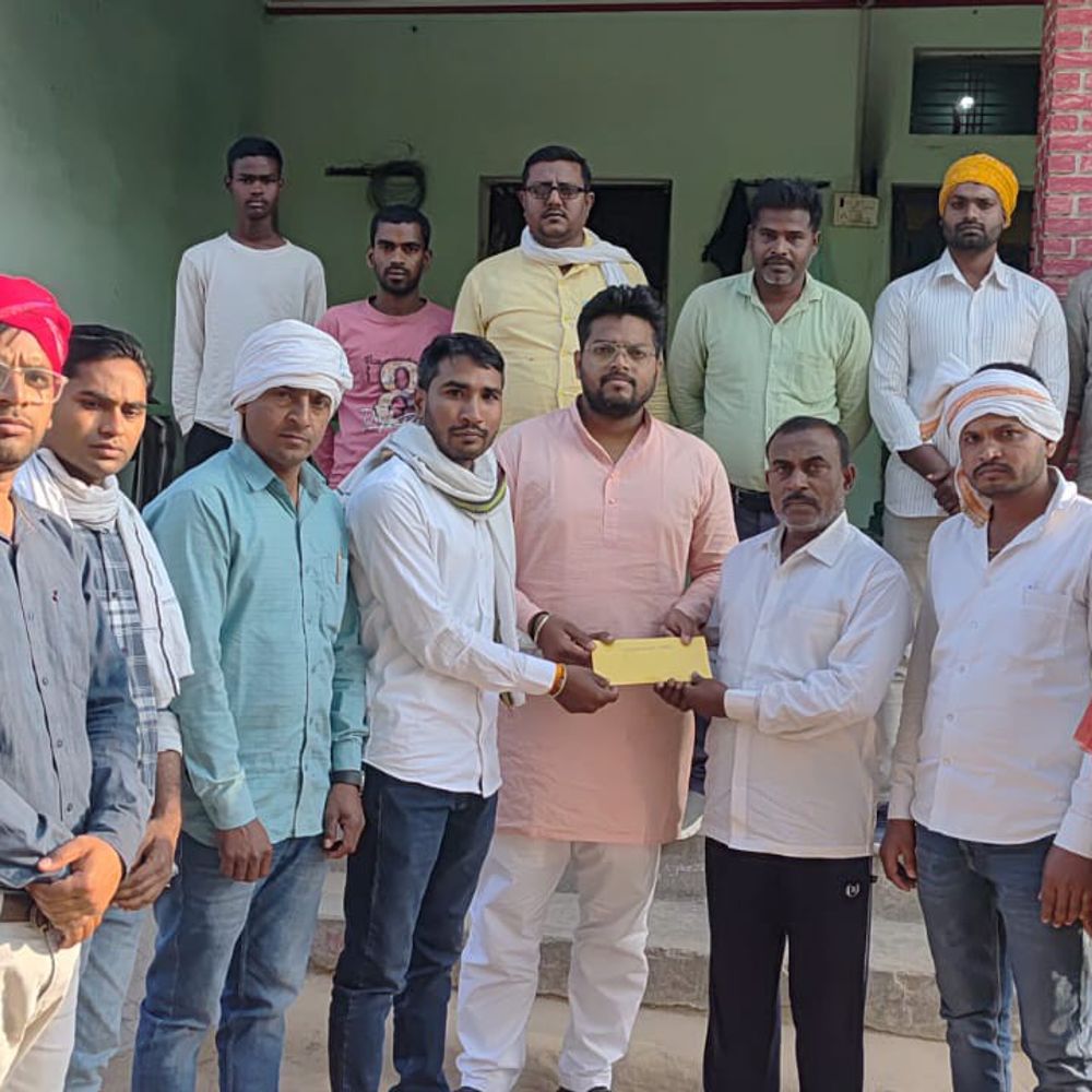 पंचायत सहायक संगठन ने दी सहायता राशि:चंदौली में मृत पंचायत सहायिकाओं के परिजनों को मिला सहयोग