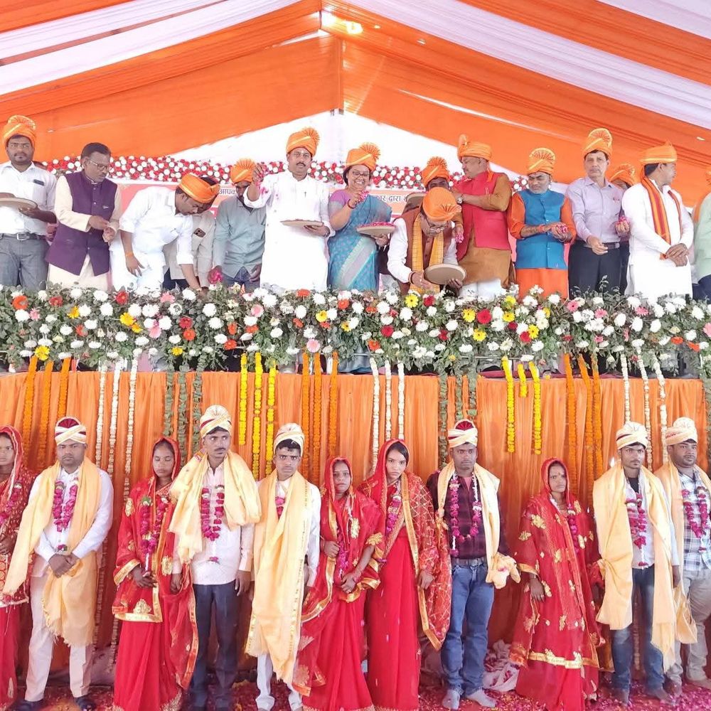 कौशांबी में 305 जोड़ों का सामूहिक विवाह हुआ:सरकार के 'नव निर्माण के नौ वर्ष' पूरे होने पर हुआ आयोजन