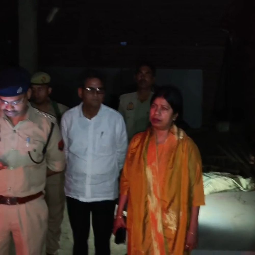 फिरोजाबाद के पारस होटल पर छापा, 15 लोग हिरासत में:देह व्यापार के शक में कार्रवाई, होटल सील करने की प्रक्रिया शुरू