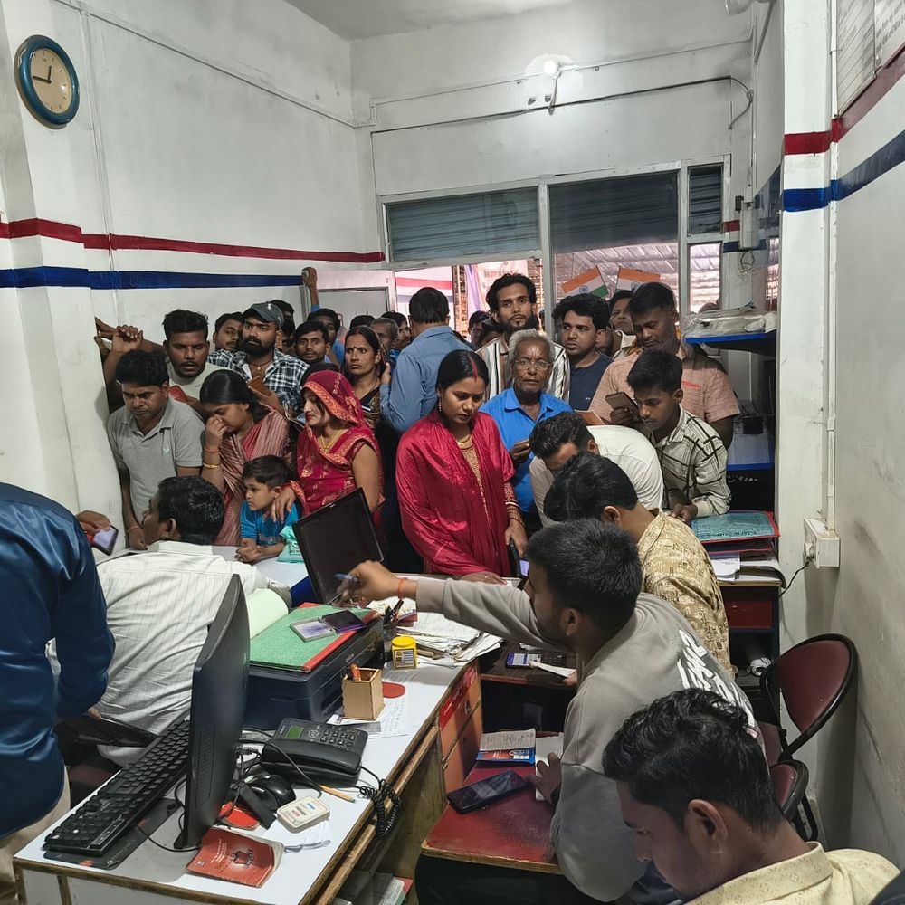 देवरिया में गैस किल्लत से उपभोक्ता परेशान:सलेमपुर एजेंसी पर हंगामा किया, पुलिस ने संभाला मोर्चा