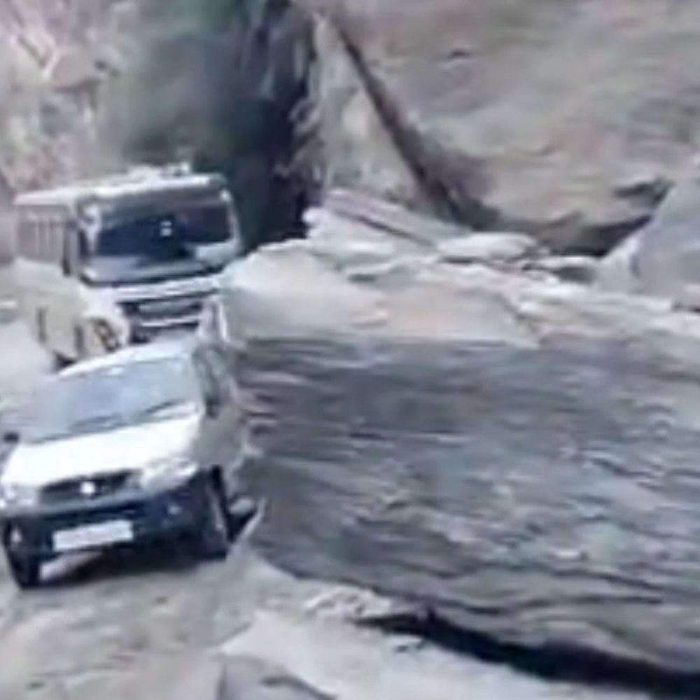 पठानकोट-भरमौर नेशनल हाईवे 12 घंटे से बंद:  भूस्खलन से आवाजाही ठप, वाहनों की लगी कतारें, लांग रूट की बस सेवाएं प्रभावित – Bharmour News