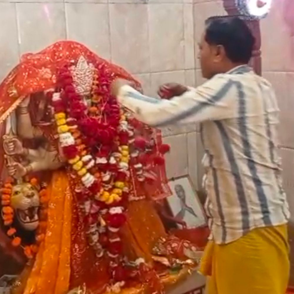 नवरात्र के चौथे दिन मनसा देवी मंदिर में भीड़:रायबरेली में दर्शन के लिए लगी लंबी लाइन, मां कूष्मांडा की पूजा