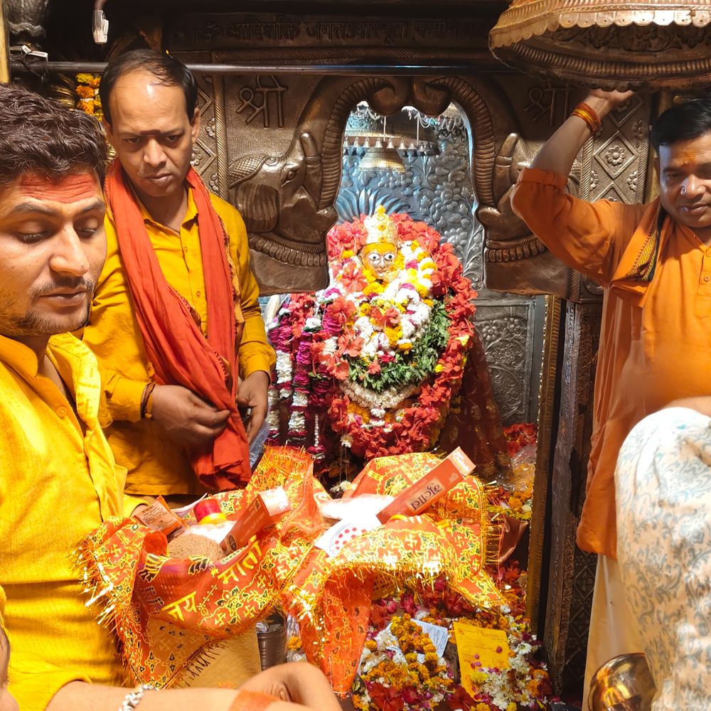 कड़ाधाम में मन्नत पूरी करने के लिए लेटकर परिक्रमा:नवरात्रि में भक्तों की भीड़, घाट से गर्भगृह तक पुलिस तैनात