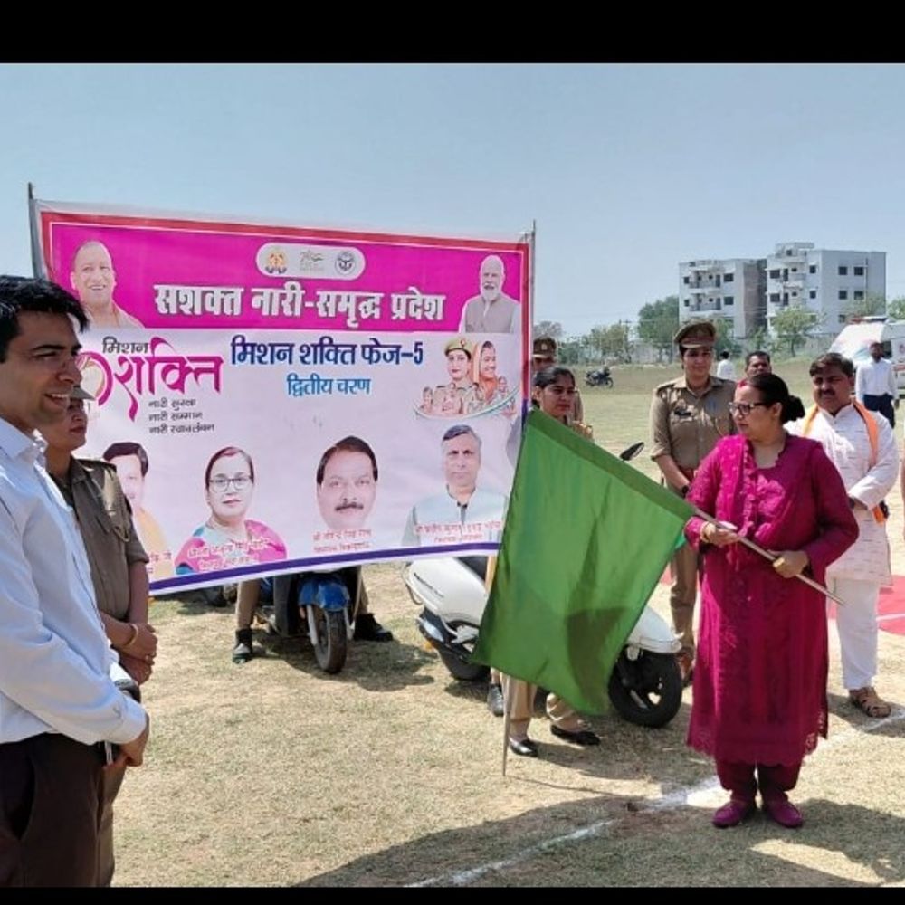 हाथरस में निकली पुलिस वाहन रैली:विधायक ने दिखाई हरी झंडी, मिशन शक्ति के तहत जागरूकता का संदेश