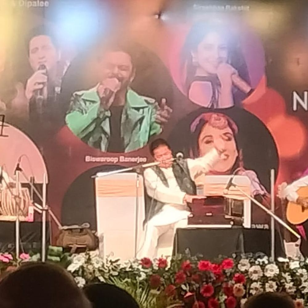 अवध मेले में देशभक्ति और संगीत का संगम:लखनऊ छावनी में अनूप जलोटा सहित कई कलाकार सम्मानित