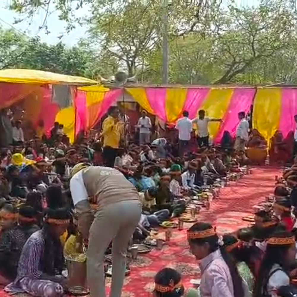 प्रतापगढ़ में चंडिका देवी धाम में 501 कन्याओं का पूजन:नवरात्रि पर कन्याओं को भोजन, पात्र और दक्षिणा भी किया अर्पित