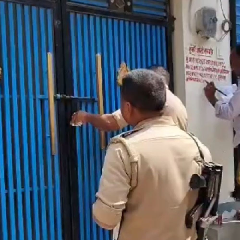 देवरिया में साइबर ठगी पर बड़ी कार्रवाई:आरोपी की 31 लाख की संपत्ति कुर्क, मकान सील