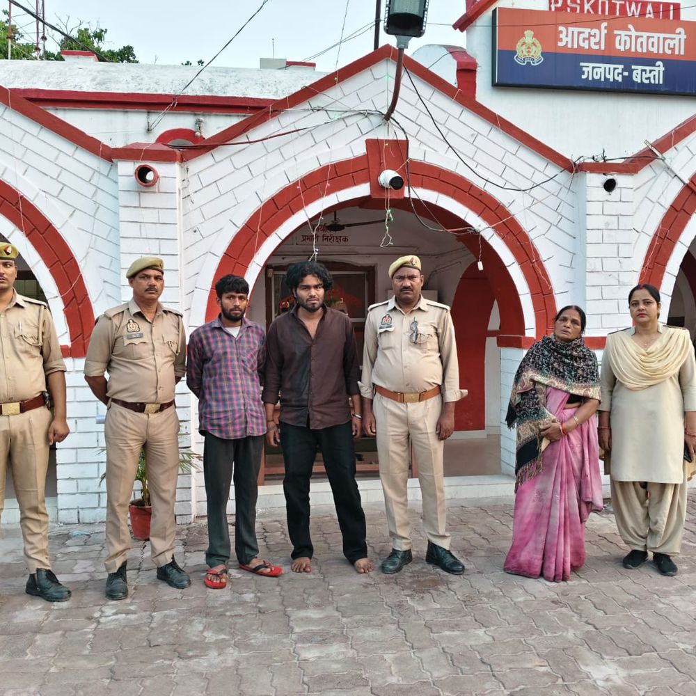 बस्ती में मां-बेटों समेत तीन गिरफ्तार:113 ग्राम स्मैक और 1 लाख रुपये नकद बरामद