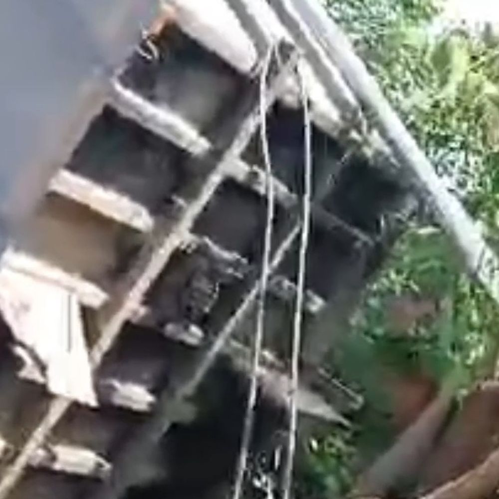 सचेंडी में डंपर ने 10 बिजली पोल तोड़े:चालक फरार, लोगों ने शराब के नशे में होने का आरोप लगाया