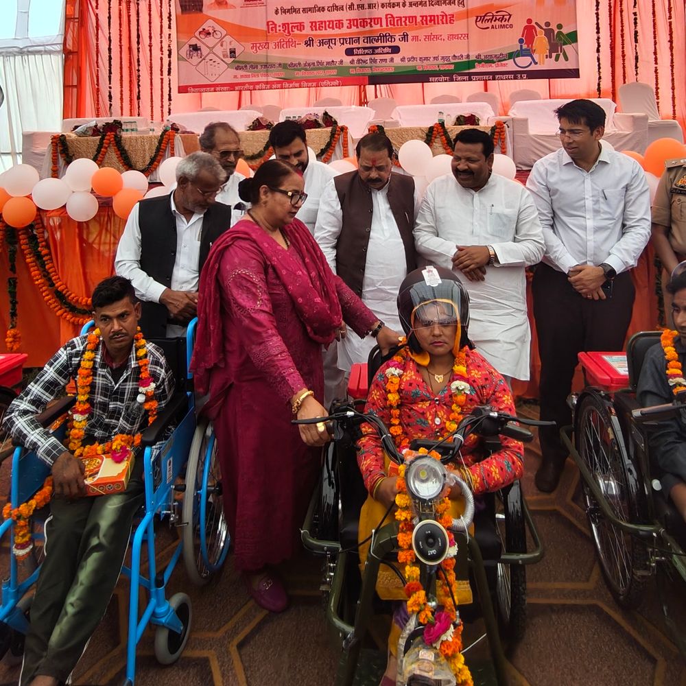 हाथरस में 251 दिव्यांगों को मिले उपकरण:एडिप योजना के तहत वितरित किए उपकरण, खिलाड़ियों को भी किया पुरस्कृत