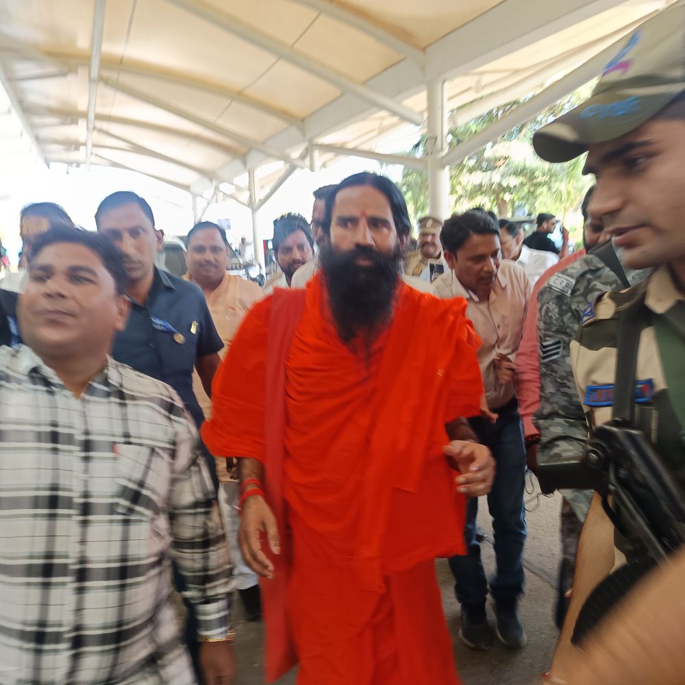 ​बाबा रामदेव का वाराणसी में स्वागत:मऊ में योग और शिक्षा संवाद के बाद बाबतपुर एयरपोर्ट से दिल्ली लौटे योग गुरु