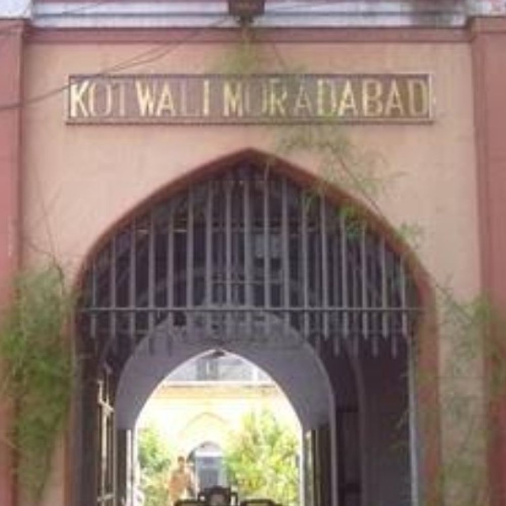 मुरादाबाद के होटल में पुलिस का छापा:3 महिलाएं और 5 युवक आपत्तिजनक स्थिति में हिरासत में