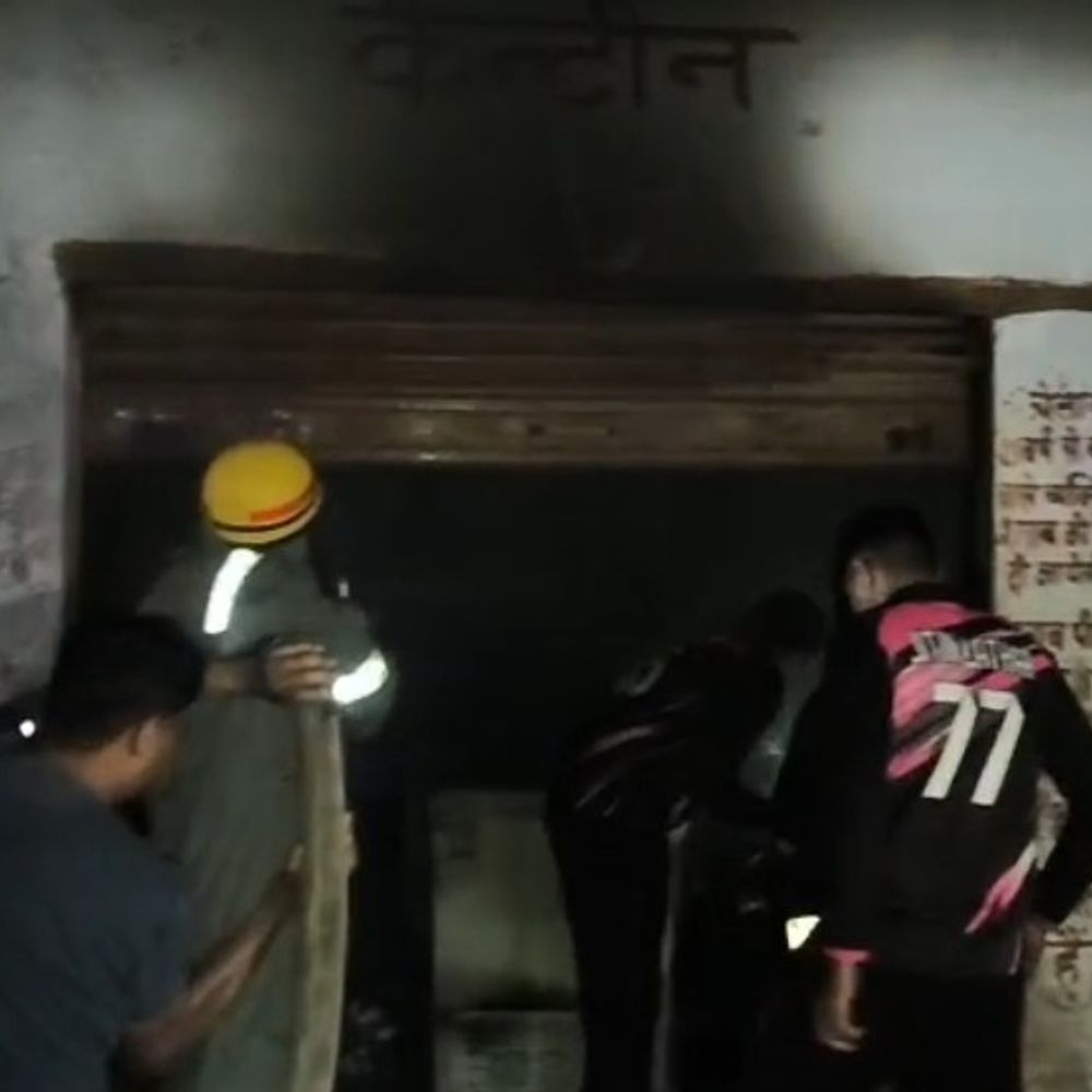 एटा में शराब ठेके की कैंटीन में भीषण आग:लाखों का सामान जलकर राख, फायर ब्रिगेड ने पाया काबू