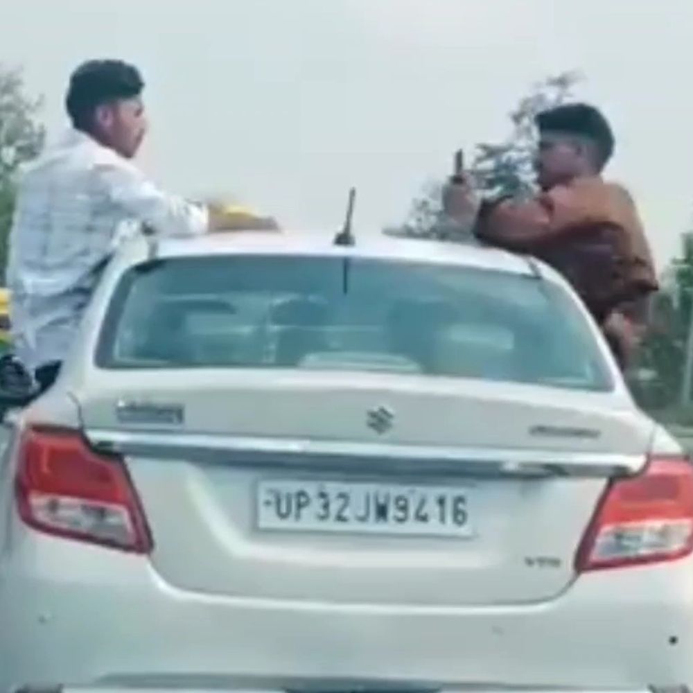 सीतापुर हाईवे पर कार से स्टंट, 12 हजार का जुर्माना:युवकों ने खिड़की पर बैठकर बनाई रील, यातायात पुलिस ने की कार्रवाई