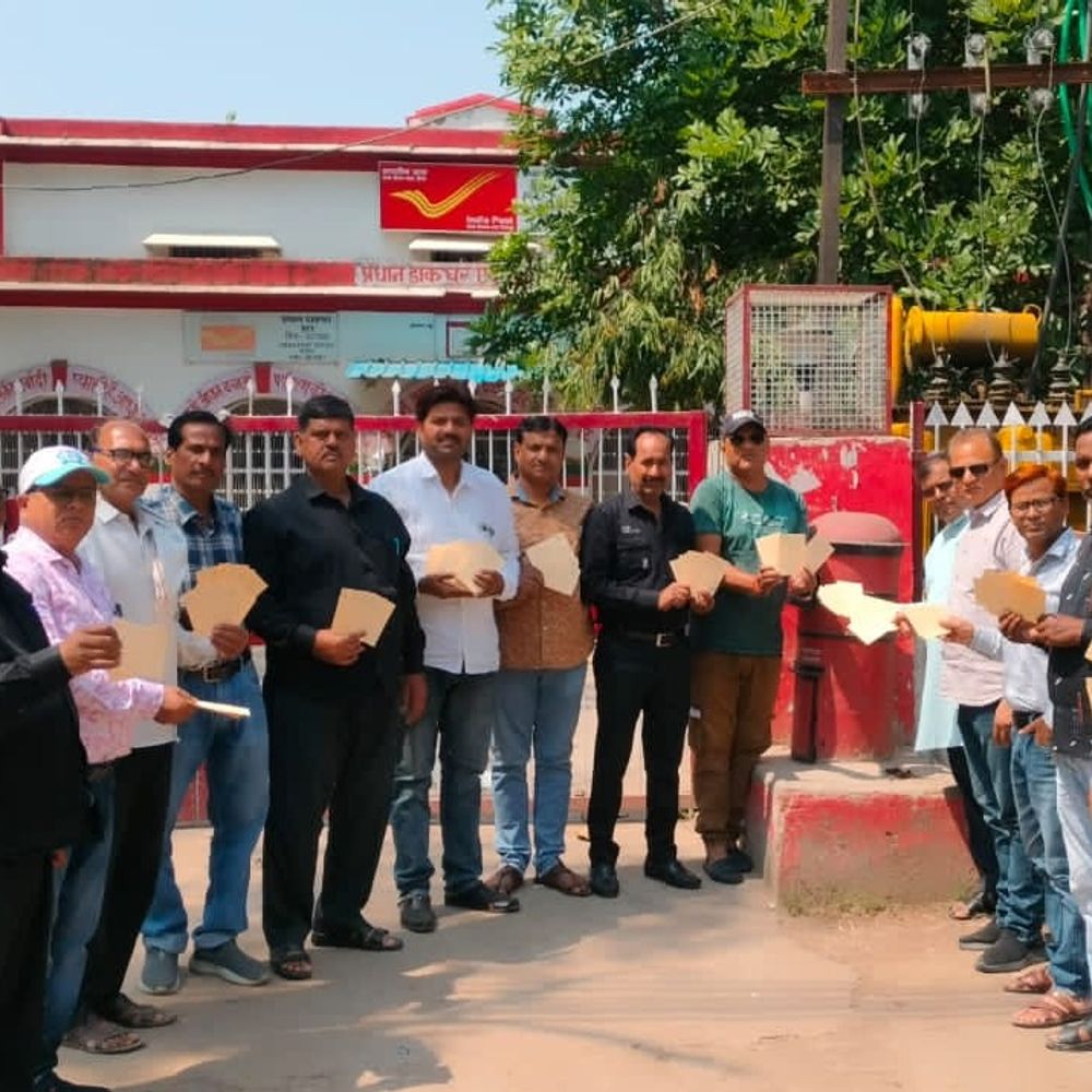 एटा में TET अनिवार्यता खत्म करने की मांग:शिक्षकों का विरोध, PM को भेजे पोस्टकार्ड, 13 अप्रैल को मशाल जुलूस