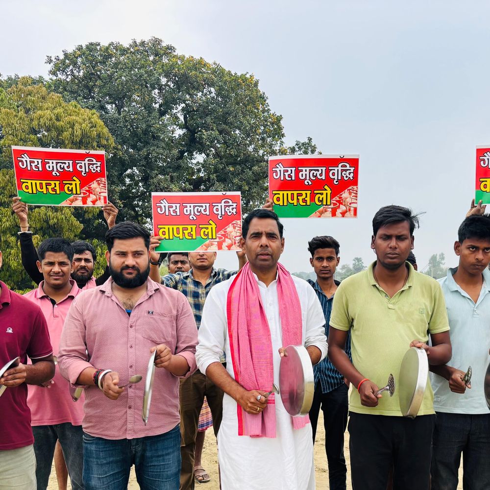 देवरिया में गैस सिलेंडर के बढ़ते दाम का विरोध:सपा नेता विजय रावत ने थाली-ताली बजाकर किया प्रदर्शन