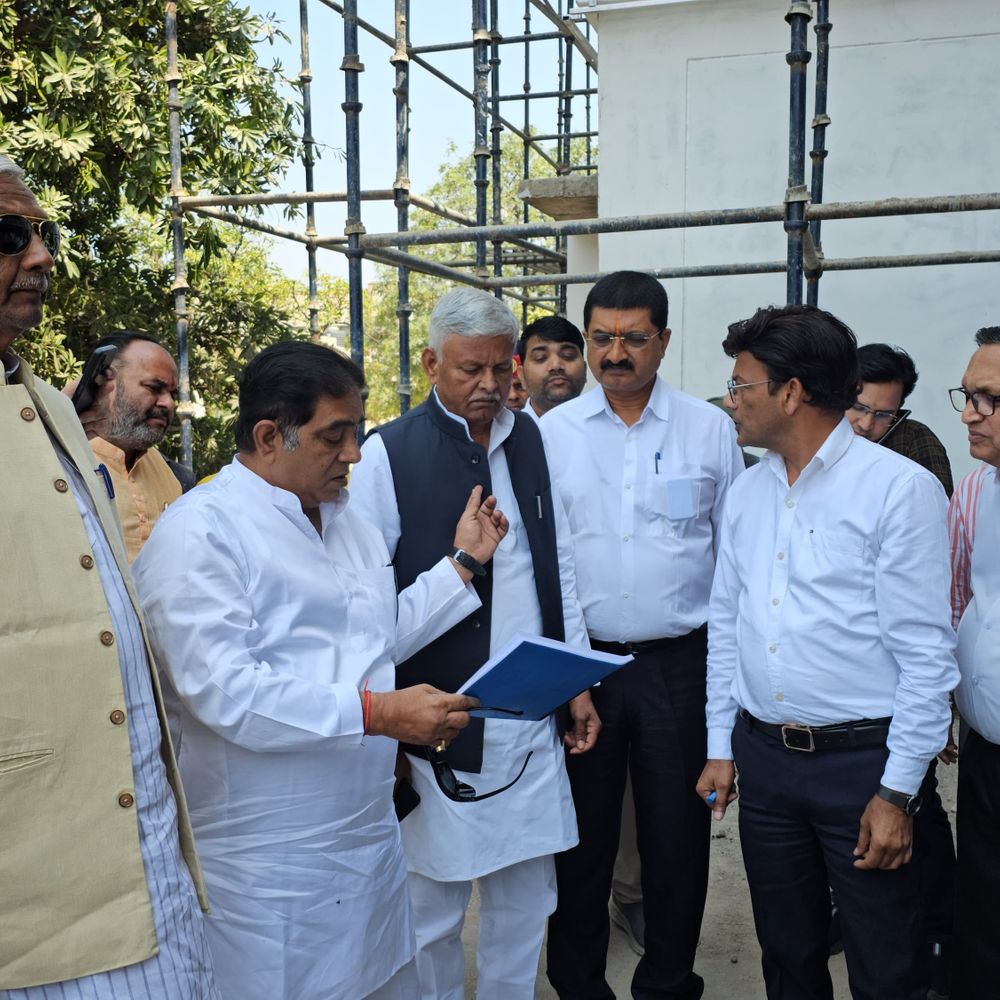 फर्रुखाबाद में उपक्रम समिति ने की योजनाओं की समीक्षा:लोहिया अस्पताल में क्रिटिकल केयर यूनिट का निरीक्षण, अधिकारियों को निर्देश