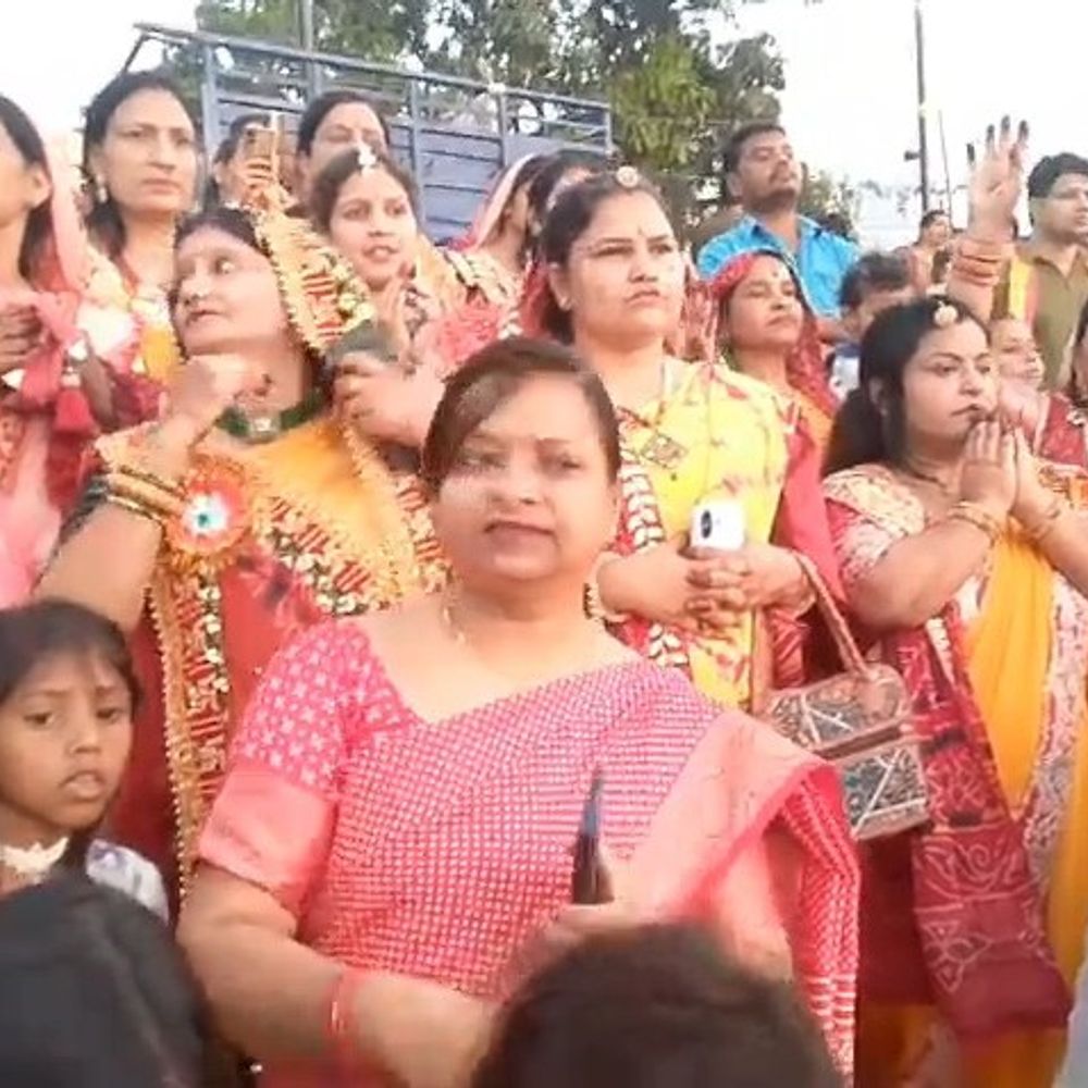 कुशीनगर में गणगौर विदाई समारोह, 25 साल पुरानी परंपरा:सैकड़ों महिलाओं ने भाग लिया, भव्य शोभायात्रा निकाली गई