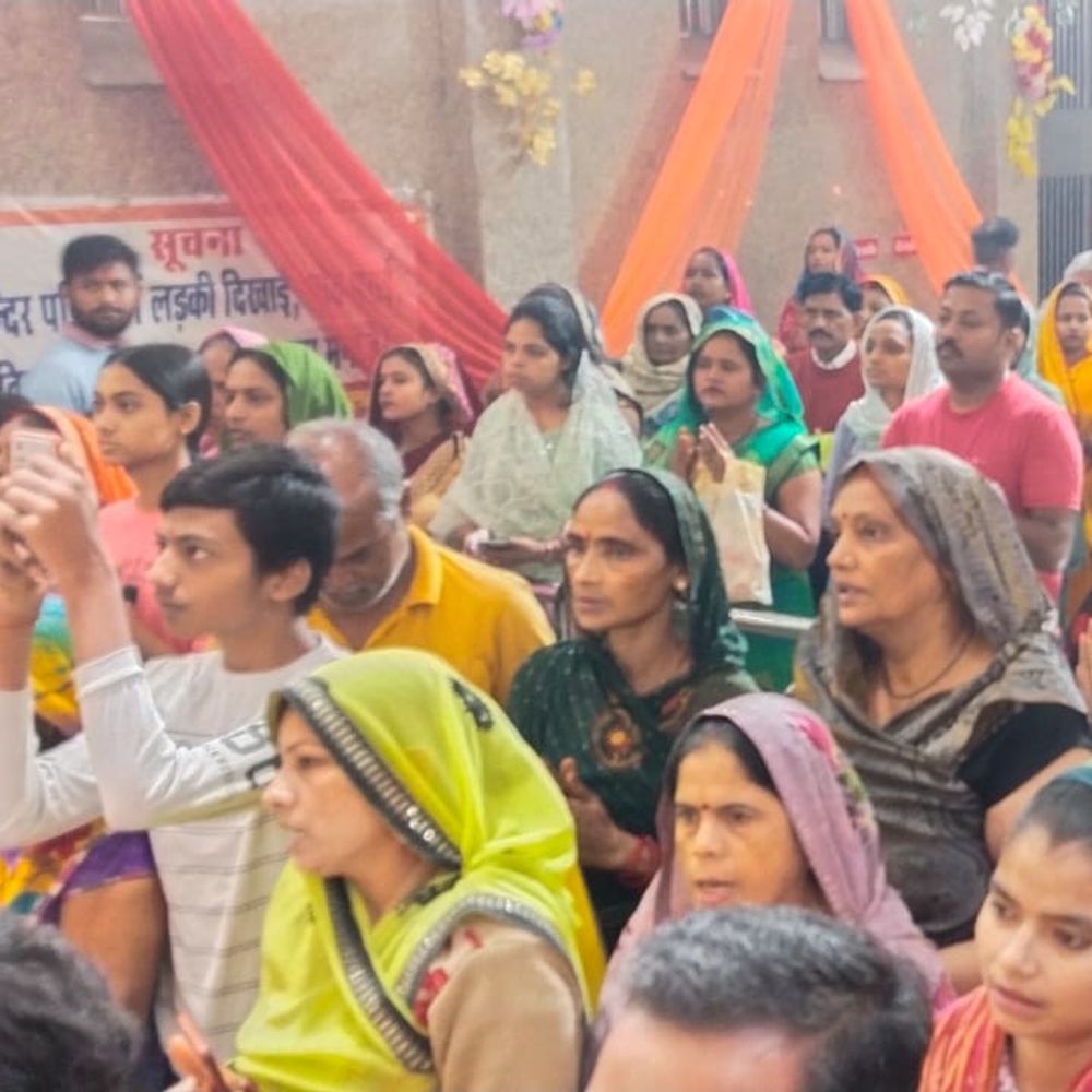 नवरात्रि चतुर्थी पर उन्नाव के दुर्गा मंदिर में भीड़:माँ कूष्माण्डा की पूजा, श्रद्धालुओं ने विधि-विधान से की पूजा, जयकारों से गूंजा परिसर
