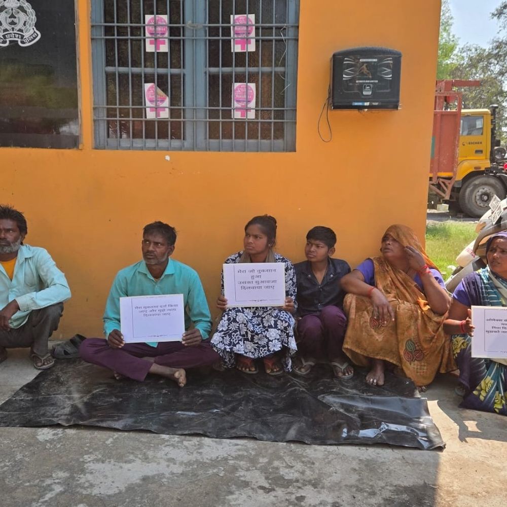 लखनऊ में बिल्डर के लोगों ने जेसीबी से मकान ढहाया:पीड़ित परिवार न्याय के लिए थाने में धरने पर बैठा, कलेक्ट्रेट में भी शिकायत की