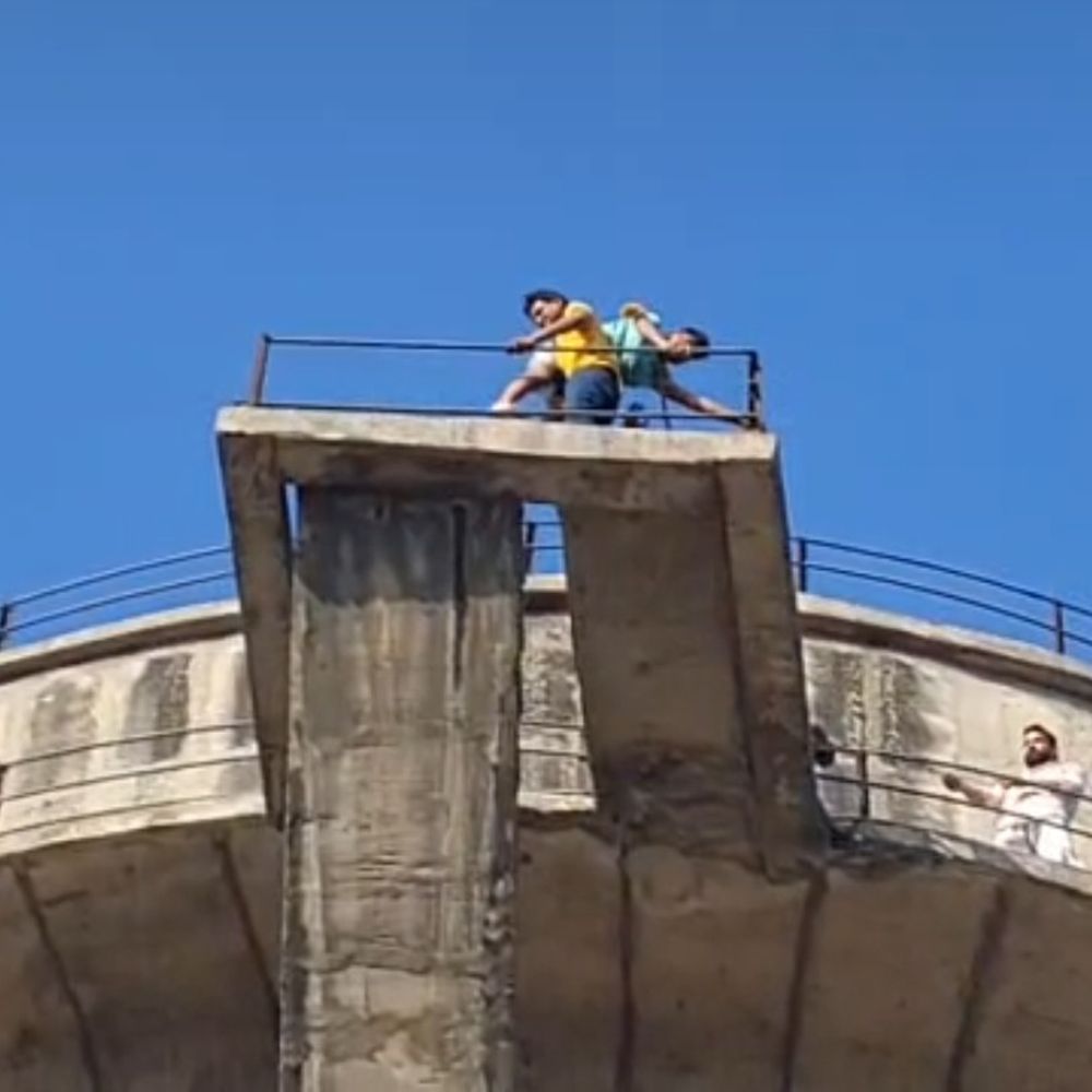 फरीदाबाद में 150 फीट ऊंची टंकी पर चढ़ा युवक:  नशे की हालत में अंदर गिर; फायर ब्रिगेड टीम ने नीचे उतारा – Ballabgarh News