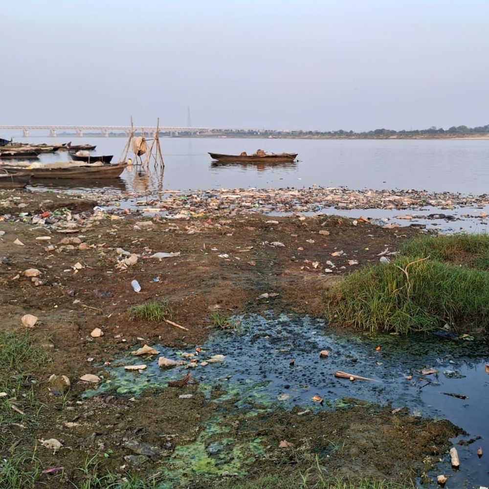 गाजीपुर गंगा घाट पर गंदगी का अंबार:निषाद राज जयंती की तैयारी, नमामि गंगे योजना पर सवाल