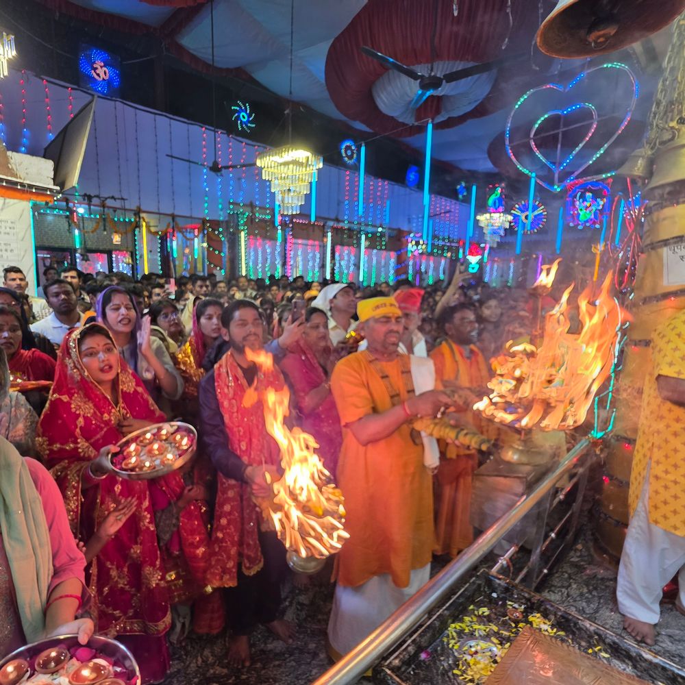मां कुष्मांडा की महाआरती में शामिल हुए 500 श्रद्धालु:संभल के सिद्धपीठ चामुंडा देवी मंदिर में चौथे नवरात्र की पूजा